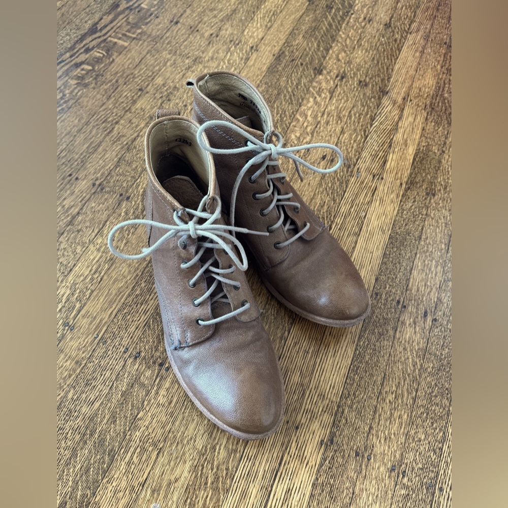 $369 Frye Carson Lace-Up Tan Brown Leather Lace Up Boots 9.5
